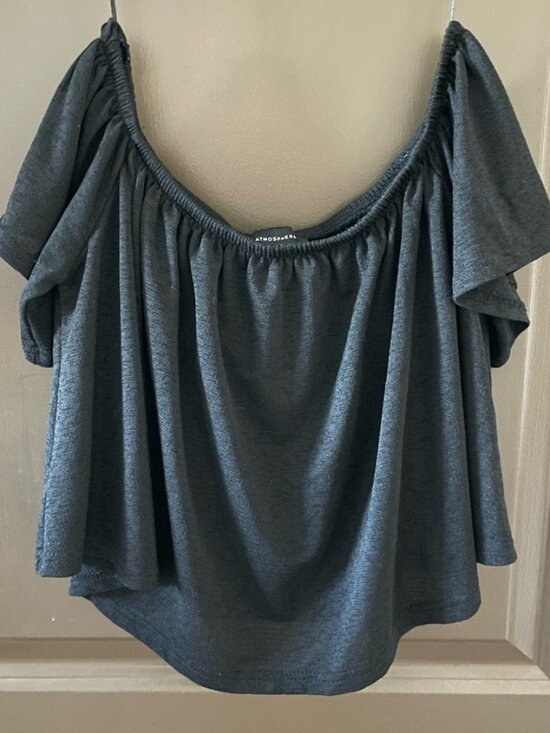 Tops - Black Ruffled Crop Top Short Sleeve Round Neck Draped Size 2